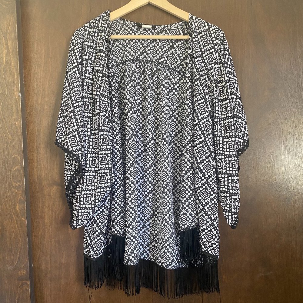 Black and white fringe shall